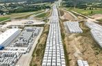 Betonowe elementy do budowy pierścieni tworzących obudowę nowego tunelu na S19