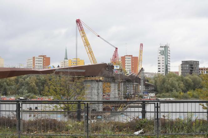 Nowy most pieszo-rowerowy w Warszawie połączył brzegi Wisły