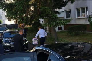 Prezydent Andrzej Duda pakuje się do limuzyny. Zadbał o kota i sąsiadkę. Wybory 2020