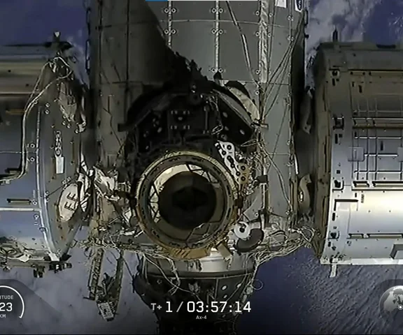 Kulminacyjny moment lotu. Kapsuła Dragon zadokowała do ISS!