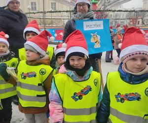Dzieci z Miejskiego Przedszkola nr 18  rozdawały na rynku w Lesznie świąteczne upominki
