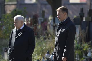Jarosław Kaczyński na Powązkach podczas miesięcznicy. Były też kwiaty pod pomnikiem [ZDJĘCIA]