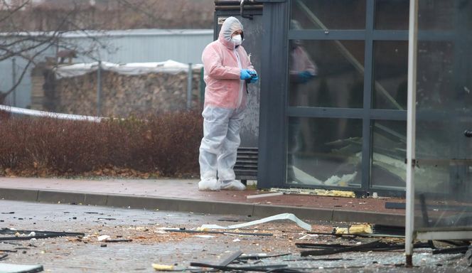 Huk, chaos i... pusta kasa! Złodzieje wysadzili bankomat i uciekli bez łupu!