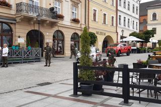 Służby na tarnowskim rynku