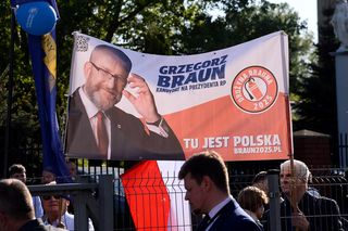 Wiec Grzegorza Brauna w Białej Podlaskiej. Policja zajmuje się sprawą flagi ukraińskiej zdjętej z ratusza 