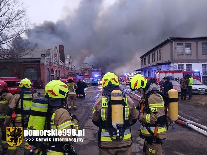 Pożar na Przeróbce. Płonie hala Zakładów Naprawczych Taboru Kolejowego i Miejskiego