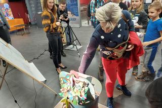 W bydgoskim Teatrze Kameralnym powstały innowacyjne wynalazki. Śmietnik sam się otwiera, panele podążają za światłem 