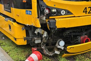 Dramatyczny wypadek w Warszawie. Młody kierowca śmieciarki wyleciał przez okno po zderzeniu z tramwajem