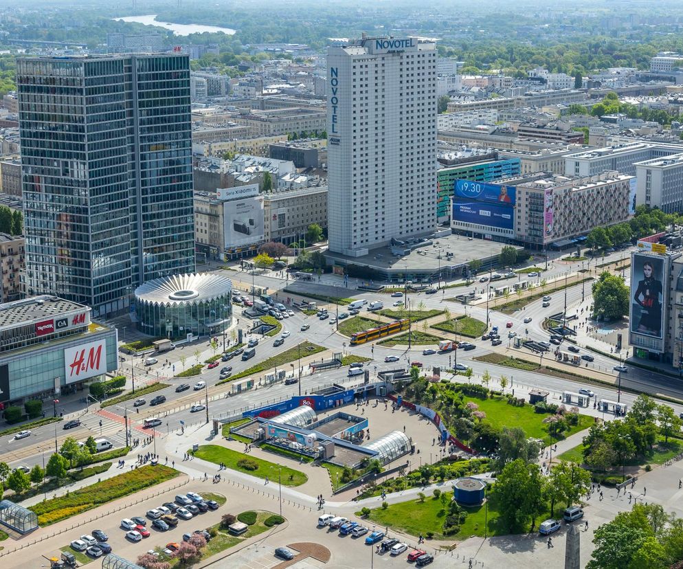 Panorama centrum Warszawy z lotu ptaka, prezentująca Rondo Dmowskiego i otaczającą zabudowę, w tym wieżowce i ruch uliczny, z widocznym w tle Wisłą. Obraz idealnie ilustruje plany rewolucyjnych zmian w tej części miasta, o których przeczytasz na Architektura Murator Plus.