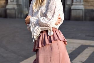 Długa spódnica to nieodłączny element modnych stylizacji. Naszą je zarówno romantyczki, jak i fanki stylu grunge 