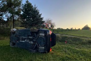 26-latek chciał odebrać ze szkoły cudze dziecko i wszczął awanturę! Dachował po zderzeniu z radiowozem