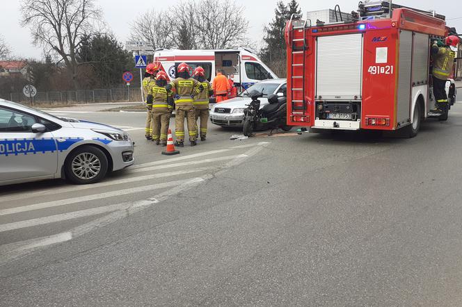 Zderzenie auta osobowego ze skuterem u zbiegu Targowej z Iłżecką