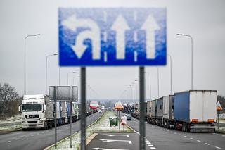 Kolejka ciężarówek przez protest przewoźników na granicy w Medyce