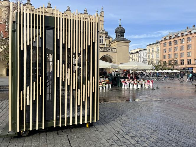 Kwiaciarki mają nowe stoisko na Rynku. Zdania są podzielone