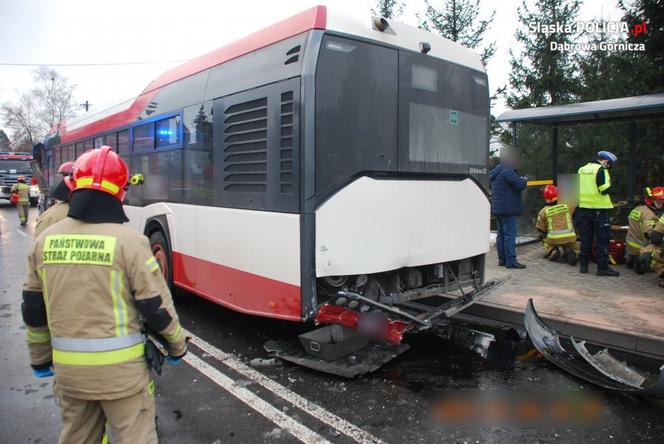 Pijany kierowca kradzionym autem wjechał w autobus. Dwie osoby w szpitalu