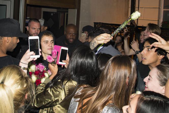 Justin Bieber rozdaje fankom kwiaty