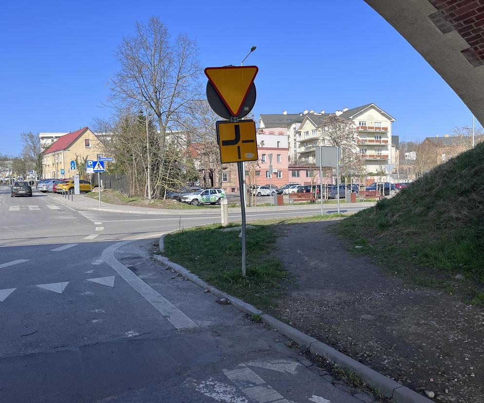 Drogowy absurd w centrum miasta. Mieszkańcy Gorzowa wymyślili sobie niewidzialne przejście dla pieszych?