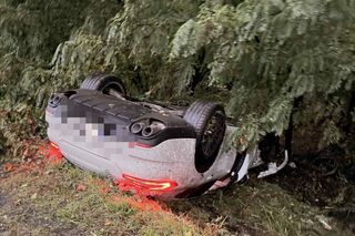 Wypadek na DK46 w Blachowni. Porsche uderzyło w przepust 