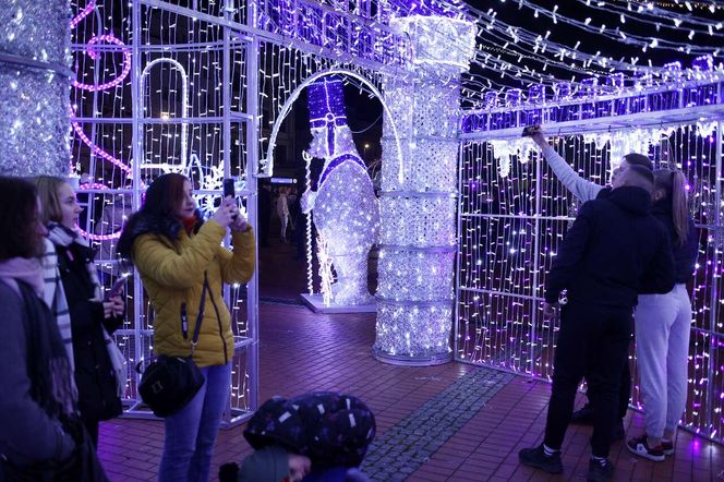 Bytomski rynek świeci się jak choinka. Gwiazda DeLoreana rozświetliła Bytomski Jarmark Świąteczny