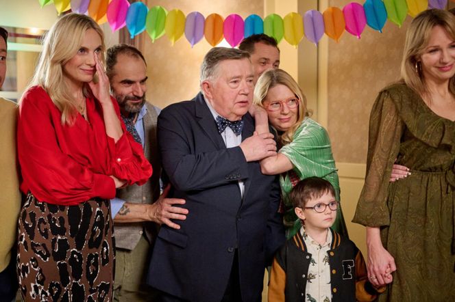 Na Wspólnej, odc. 4000. Włodek (Mieczysław Hryniewicz), Monika (Sylwia Gliwa), Ricardo (Reda Paweł Haddad), Renata (Marta Jankowska), Ludzik (Gustaw Marczak), Sławek (Mariusz Słupiński)