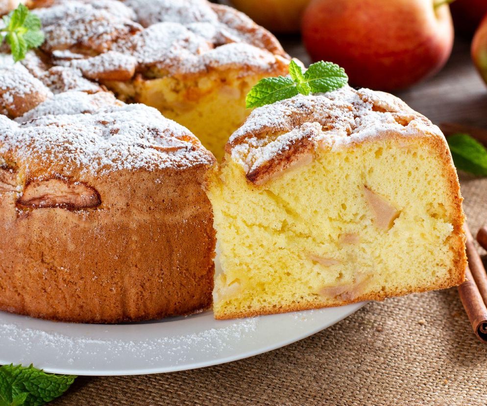 Odkryj sekrety babcinej kuchni. Ciasto z 3 jabłek i 3 jajek, które znika z talerza w mgnieniu oka