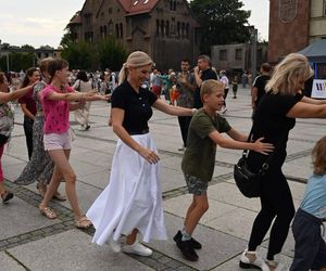 Ruda Śląska tańczy jak dawniej. Międzypokoleniowa potańcówka na rynku porwała tłumy