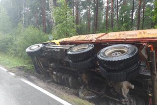 Ciężarówka w rowie, niebezpieczna kolizja między Mircem a Wąchockiem