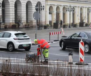 Zabrali miejsca parkingowe i zwęzili ulicę by zrobić ścieżkę rowerową. Biorą się za kolejne ulice