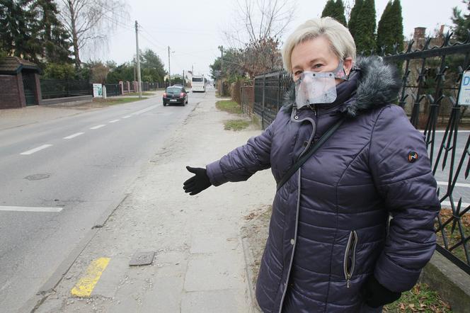 Dramat w Markach. Chodnik, po którym nie da się bezpiecznie chodzić