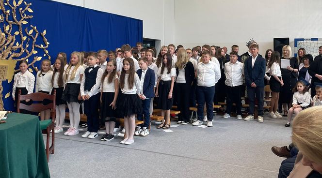 Pierwsza Dama uczciła z uczniami 100 lat od nadania imienia Stefana Batorego Szkole Podstawowej w Liwie