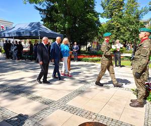 Na Skwerze Niepodległości w Siedlcach można było wysłuchać okolicznościowych przemówień i Apelu Pamięci Oręża Polskiego