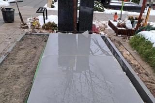 Tak wygląda grób Mirosława Hermaszewskiego rok po śmierci 