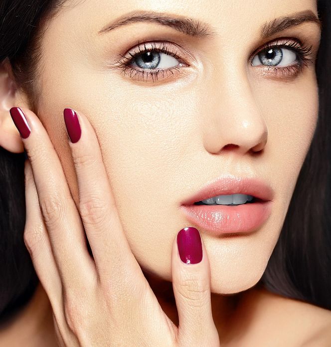 Ten kolor paznokci to kwintesencja elegancji. Idealnie pasuje do jesiennych stylizacji