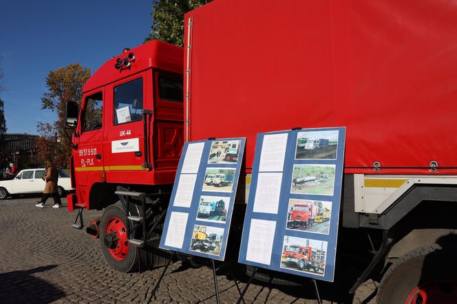 Zlot pojazdów zabytkowych na terenie dawnej Fabryki Samochodów Ciężarowych w Lublinie