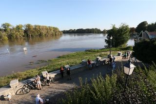 Powódź w Polsce. Powodziowi turyści utrudniają pracę służbom. Poruszają się w sposób spacerowy i robią zdjęcia