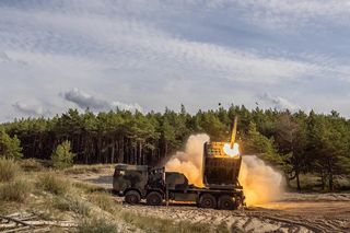 Tusk i Kosiniak-Kamysz na poligonie. Pierwsze strzelanie bojowe z systemu Wisła i HOMAR-K