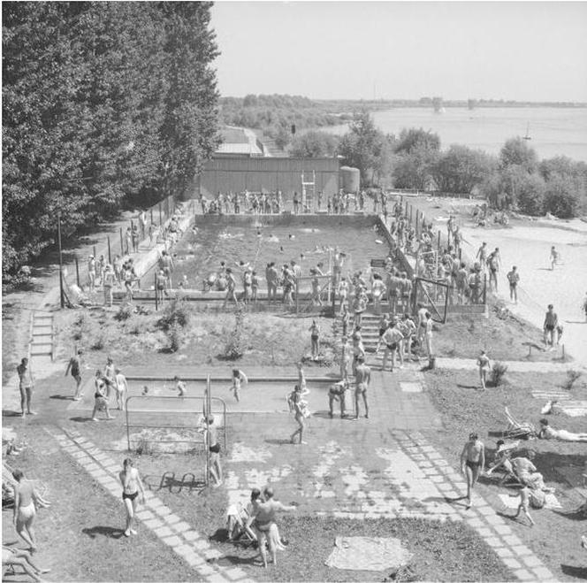 Plaża i basen w ośrodku "Nurt"