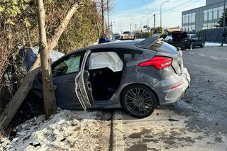 Kierujący sportowym autem roztrzaskał się o eleganckiego jaguara. Sprawca wypadku trafił do szpitala