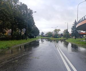 Zagrożenie powodziowe. Głuchołazy. Woda przelała się przez wały. Zalewa miasto