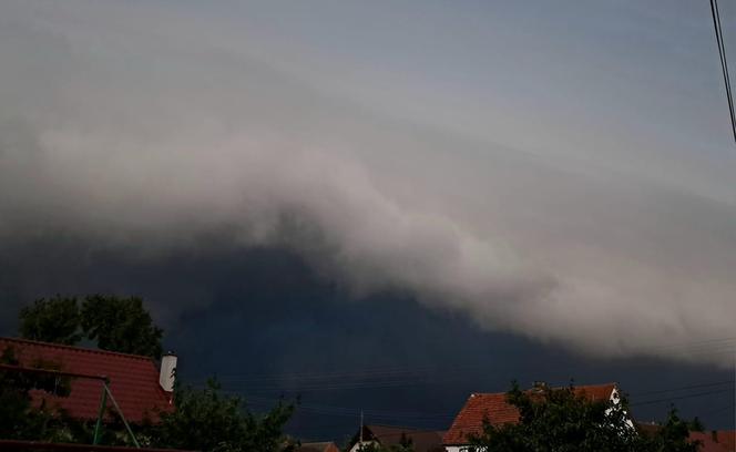 Burze na Dolnym Śląsku. Dom zapalił się od pioruna, strażacy interweniowali ponad 350 razy