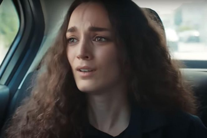 Taksówkarz informuje Nanę, że ktoś ich śledzi 