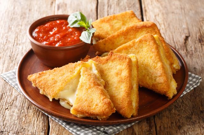 Kanapka z serem na ciepło lepsza od francuskich grzanek, czyli mozzarella in carozza