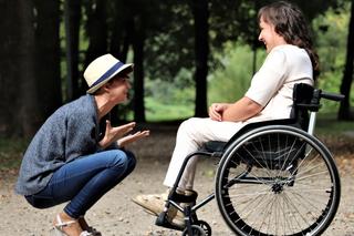 Warszawa wspiera osoby z niepełnosprawnością ruchową. Ruszył miejski projekt Dobrze u Siebie