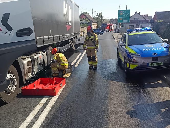 ​Wielki wyciek oleju po zderzeniu osobówki z ciężarówką na DK12 we Wschowie [ZDJĘCIA]