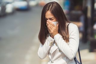 Krztusiec a COVID-19 - jak je odróżnić? Podobieństwa i różnice 