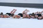 Półnagie kajakarki hartują się leżąc w śniegu - obóz medalistek IO w Zakopanem