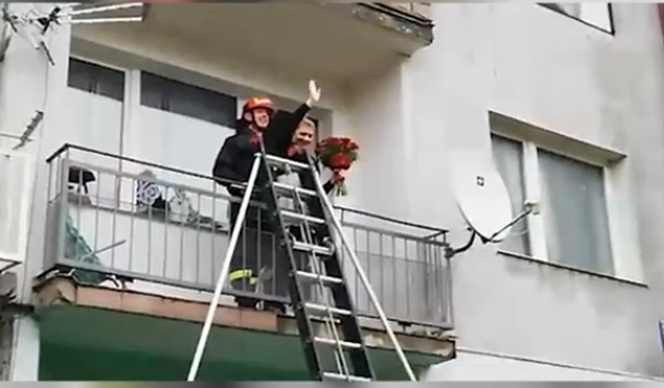 Wysoka: Przyjechał na sygnale do ukochanej. Wszedł na balkon i padł na kolana [WIDEO]