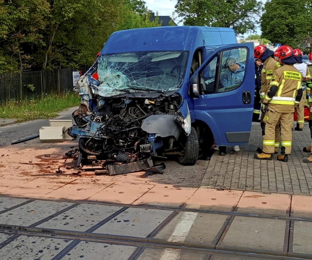 Zderzenie lokomotywy z busem pod Brzezinami. Fatalny wypadek na przejeździe kolejowym