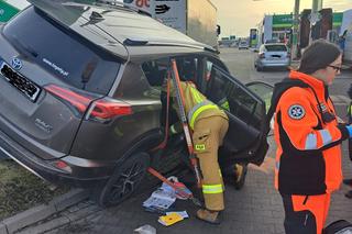 Roztrzaskał auto na stacji benzynowej. Zakleszczonego kierowcę wyciągali strażacy