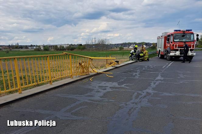 Pijany kierowca przebił barierki i spadł z mostu do rzeki